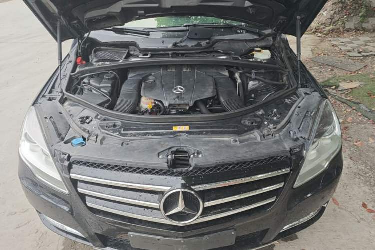 Used Mercedes-Benz R-Class 2014 R 400 4MATIC Business Model Engine Bay