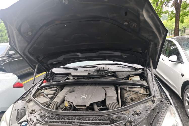 Used Mercedes-Benz R-Class 2014 R 320 4MATIC Business Model Engine Bay