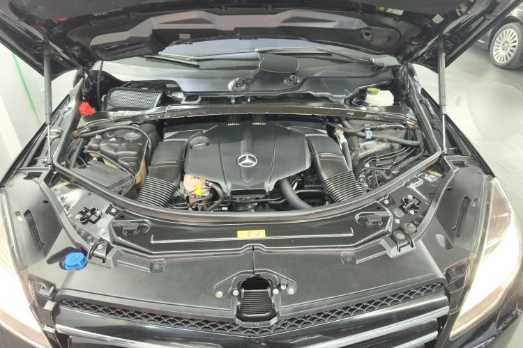 Used Mercedes-Benz R-Class 2014 R 320 4MATIC Luxury Model Engine Bay