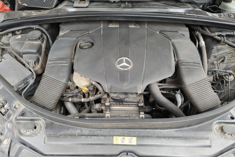 Used Mercedes-Benz R-Class 2014 R 400 4MATIC Business Model Engine Bay