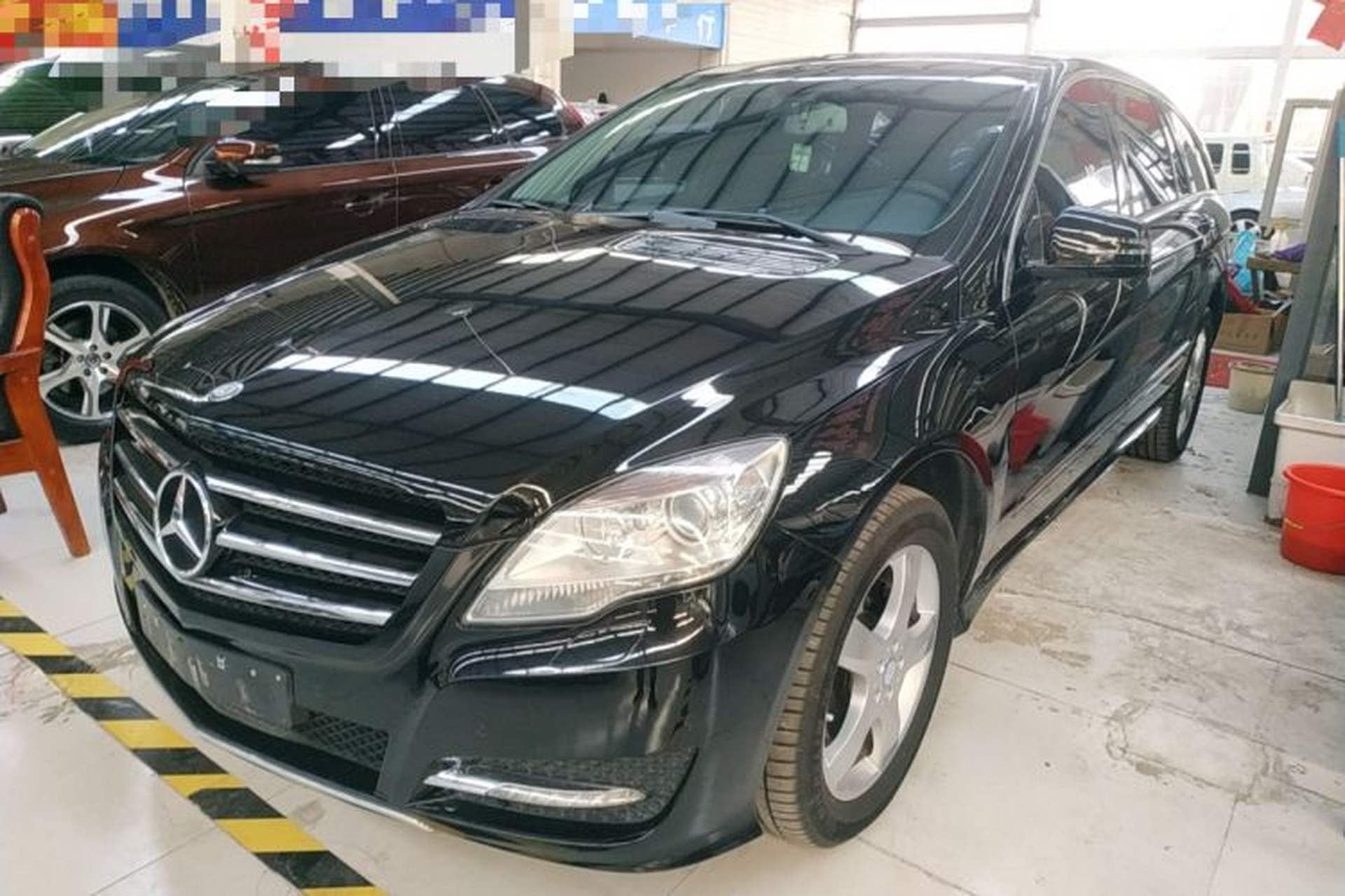 Used Mercedes-Benz R-Class 2014 R 320 4MATIC Luxury Model Front Left 45 Deg