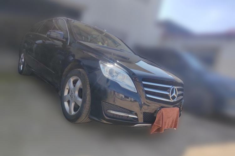 Used Mercedes-Benz R-Class 2014 R 320 4MATIC Luxury Model Front Right 45 Deg