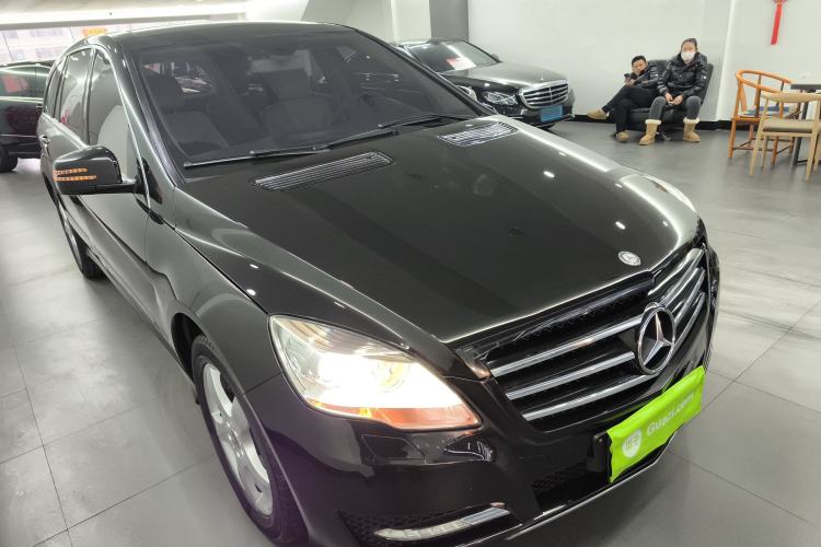 Used Mercedes-Benz R-Class 2014 R 320 4MATIC Luxury Model Front Right 45 Deg