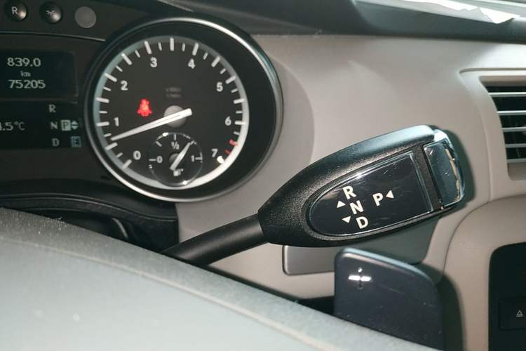 Used Mercedes-Benz R-Class 2014 R 320 4MATIC Business Model Gear Lever