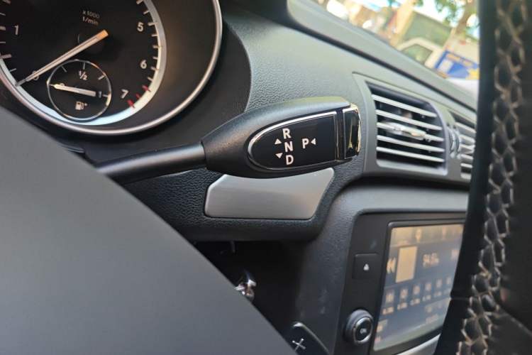 Used Mercedes-Benz R-Class 2014 R 320 4MATIC Business Model Gear Lever