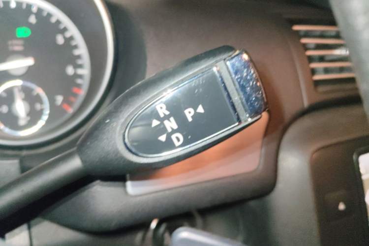 Used Mercedes-Benz R-Class 2014 R 320 4MATIC Business Model Gear Lever