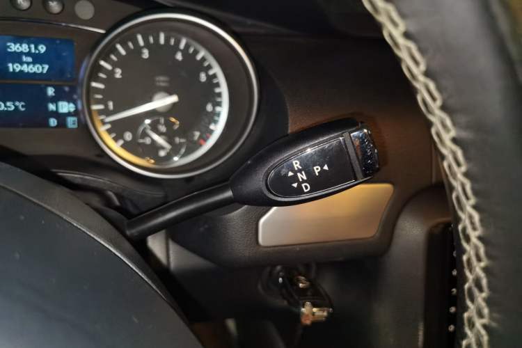 Used Mercedes-Benz R-Class 2014 R 320 4MATIC Business Model Gear Lever