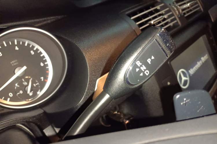 Used Mercedes-Benz R-Class 2014 R 320 4MATIC Business Model Gear Lever