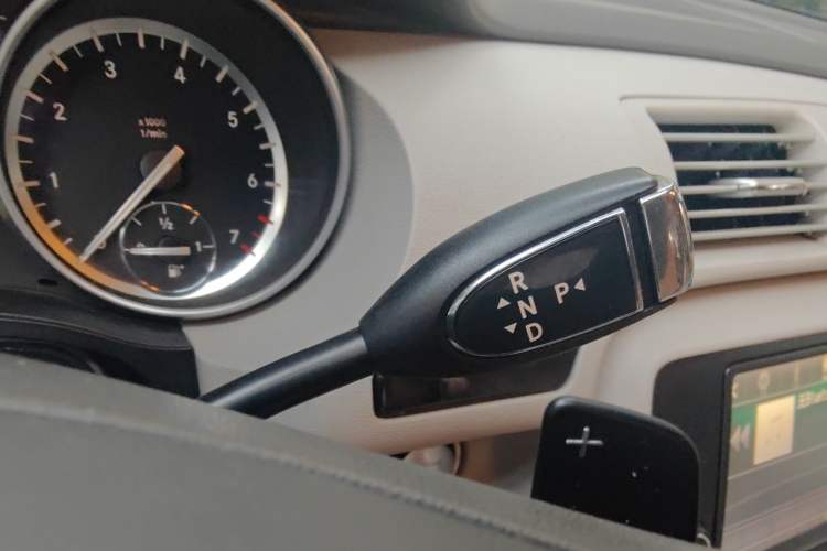 Used Mercedes-Benz R-Class 2014 R 400 4MATIC Luxury Model Gear Lever