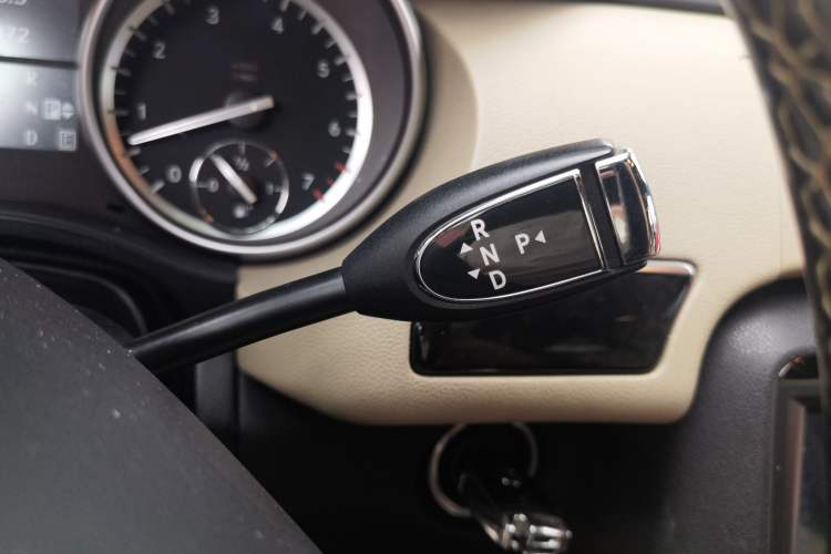 Used Mercedes-Benz R-Class 2014 R 320 4MATIC Luxury Model Gear Lever
