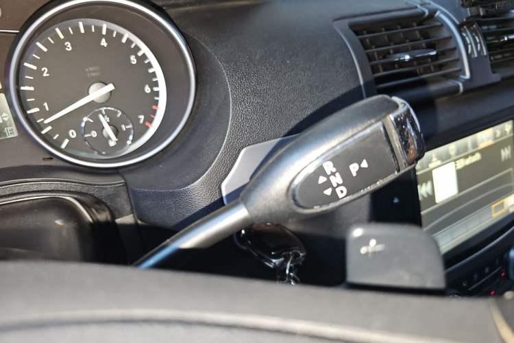 Used Mercedes-Benz R-Class 2014 R 320 4MATIC Business Model Gear Lever