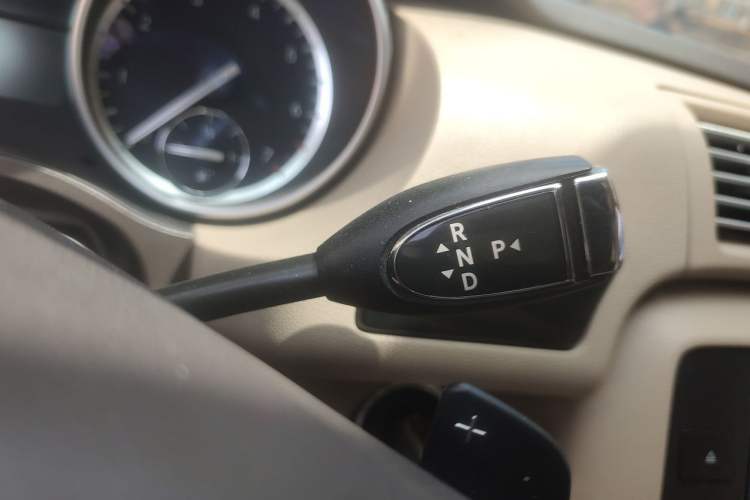Used Mercedes-Benz R-Class 2014 R 320 4MATIC Luxury Model Gear Lever