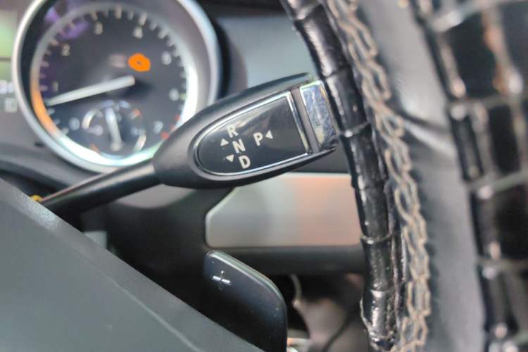 Used Mercedes-Benz R-Class 2014 R 320 4MATIC Luxury Model Gear Lever