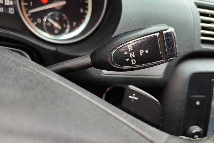 Used Mercedes-Benz R-Class 2014 R 320 4MATIC Business Model Gear Lever