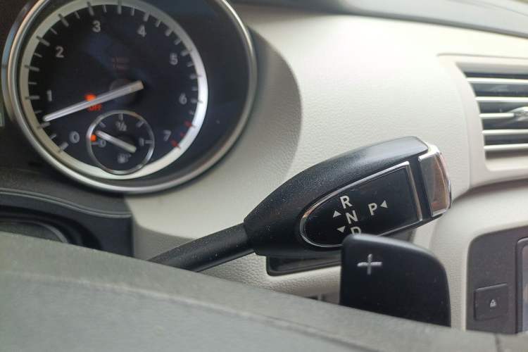 Used Mercedes-Benz R-Class 2014 R 400 4MATIC Business Model Gear Lever