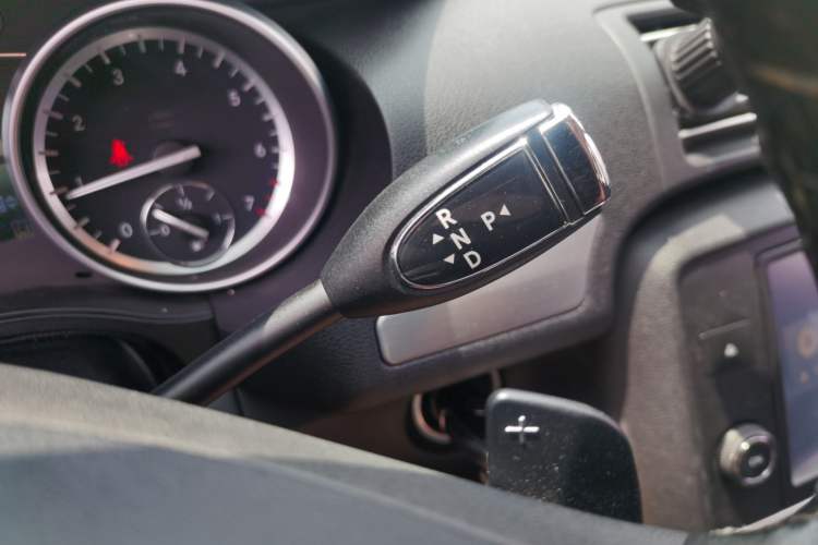 Used Mercedes-Benz R-Class 2014 R 320 4MATIC Luxury Model Gear Lever
