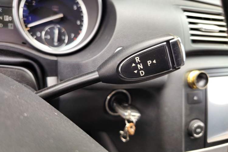 Used Mercedes-Benz R-Class 2014 R 320 4MATIC Business Model Gear Lever