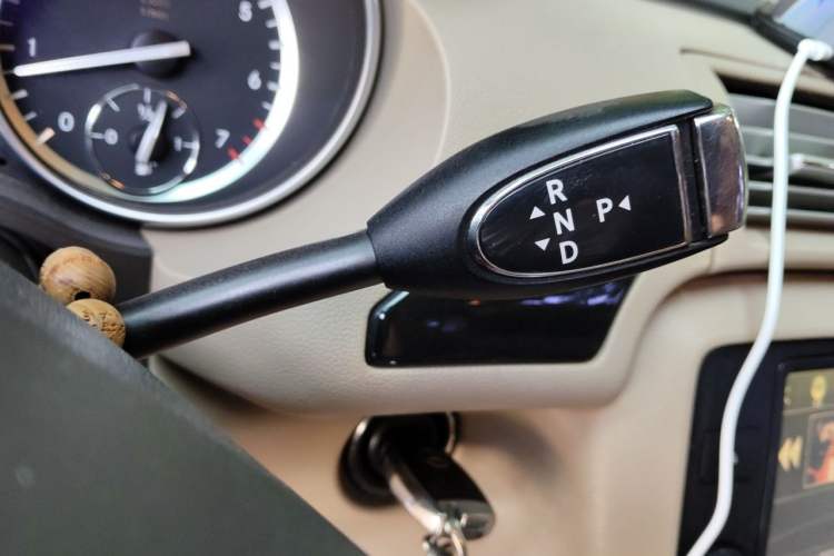 Used Mercedes-Benz R-Class 2014 R 400 4MATIC Business Model Gear Lever