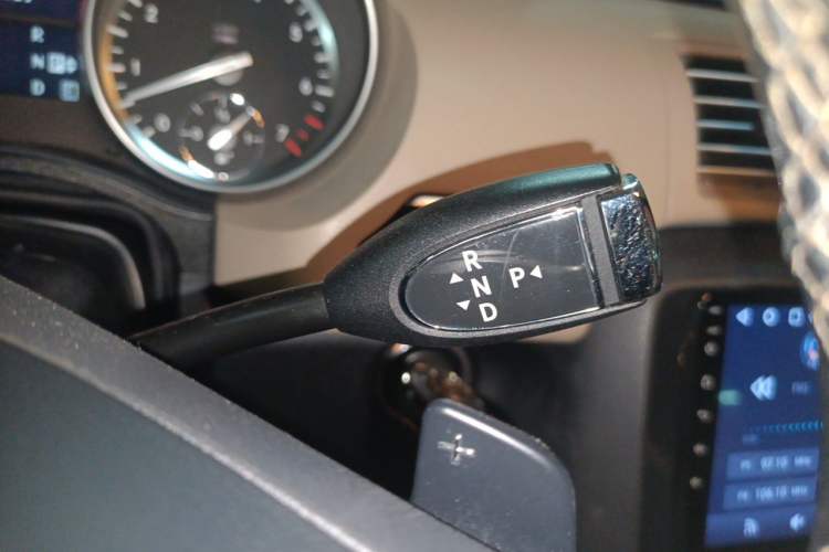Used Mercedes-Benz R-Class 2014 R 400 4MATIC Business Model Gear Lever