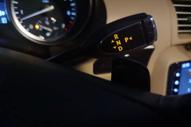 Used Mercedes-Benz R-Class 2014 R 320 4MATIC Luxury Model Gear Lever