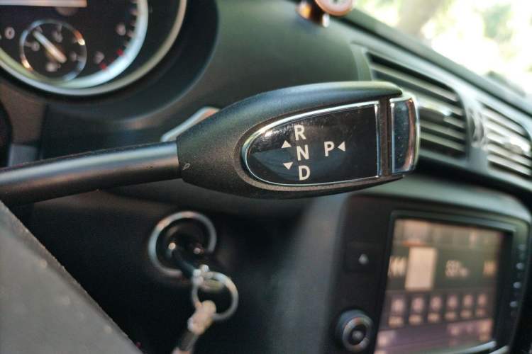 Used Mercedes-Benz R-Class 2014 R 320 4MATIC Luxury Model Gear Lever