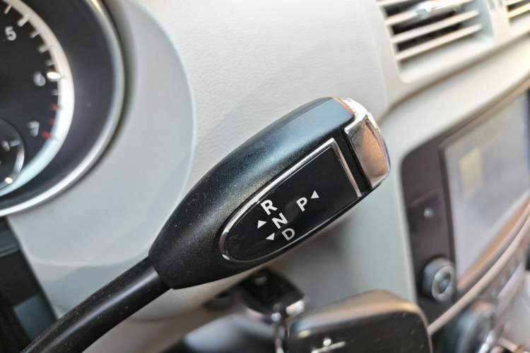Used Mercedes-Benz R-Class 2014 R 400 4MATIC Business Model Gear Lever