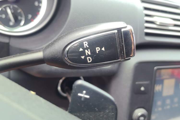 Used Mercedes-Benz R-Class 2014 R 320 4MATIC Business Model Gear Lever