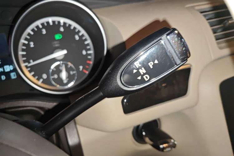 Used Mercedes-Benz R-Class 2014 R 400 4MATIC Business Model Gear Lever