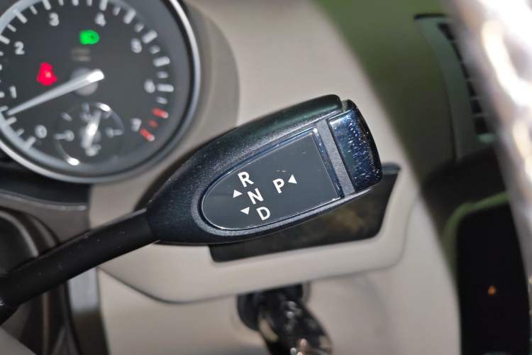 Used Mercedes-Benz R-Class 2014 R 400 4MATIC Business Model Gear Lever