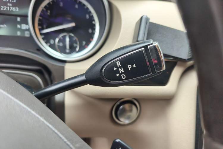 Used Mercedes-Benz R-Class 2014 R 400 4MATIC Luxury Model Gear Lever
