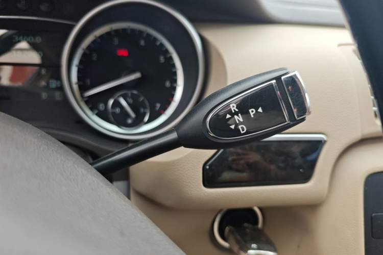 Used Mercedes-Benz R-Class 2014 R 400 4MATIC Business Model Gear Lever