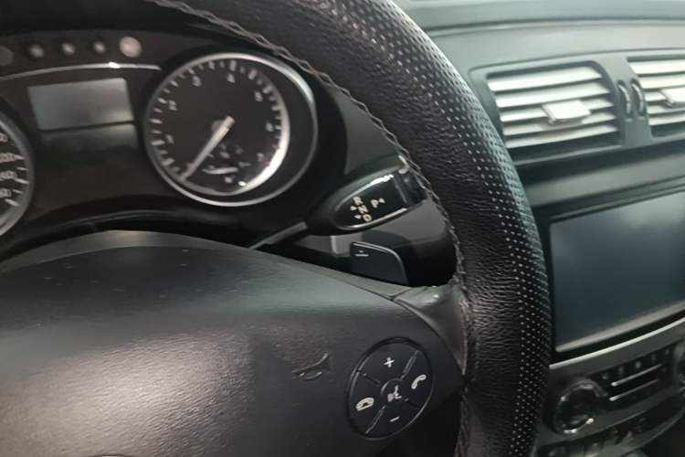 Used Mercedes-Benz R-Class 2014 R 320 4MATIC Business Model Gear Lever