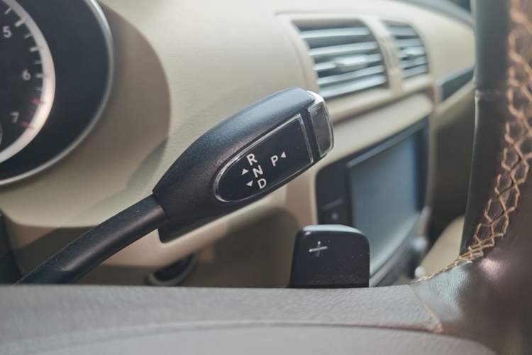 Used Mercedes-Benz R-Class 2014 R 400 4MATIC Business Model Gear Lever