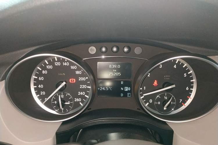 Used Mercedes-Benz R-Class 2014 R 320 4MATIC Business Model Instrument Cluster
