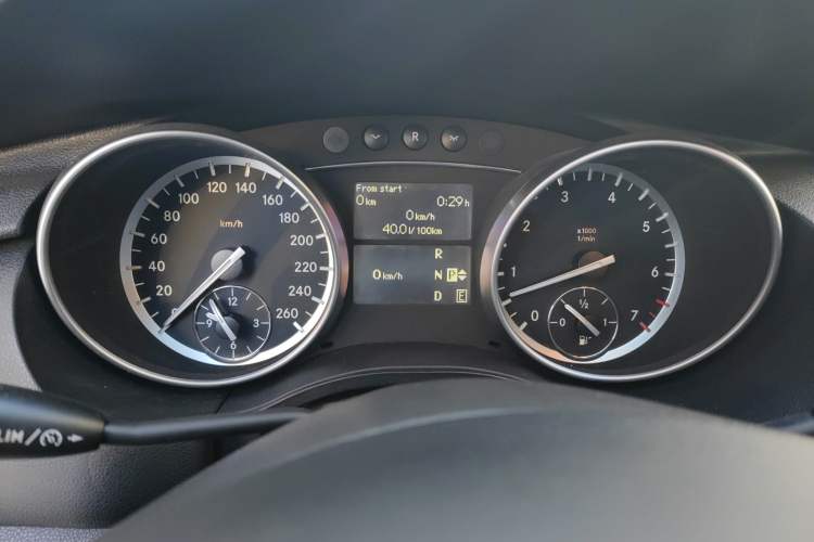 Used Mercedes-Benz R-Class 2014 R 400 4MATIC Business Model Instrument Cluster