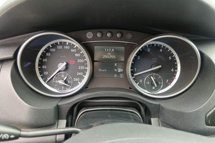 Used Mercedes-Benz R-Class 2014 R 400 4MATIC Business Model Instrument Cluster