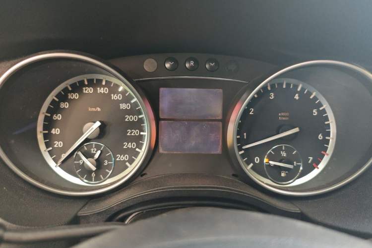 Used Mercedes-Benz R-Class 2014 R 320 4MATIC Business Model Instrument Cluster