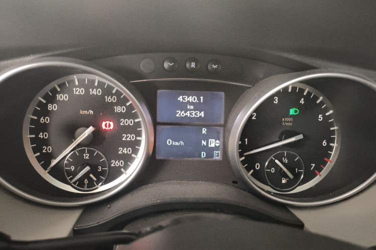 Used Mercedes-Benz R-Class 2014 R 320 4MATIC Business Model Instrument Cluster