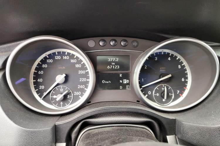Used Mercedes-Benz R-Class 2014 R 320 4MATIC Business Model Instrument Cluster