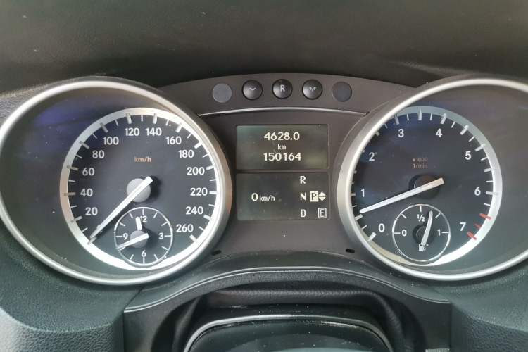 Used Mercedes-Benz R-Class 2014 R 400 4MATIC Business Model Instrument Cluster
