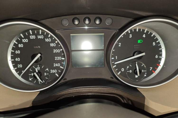 Used Mercedes-Benz R-Class 2014 R 400 4MATIC Business Model Instrument Cluster
