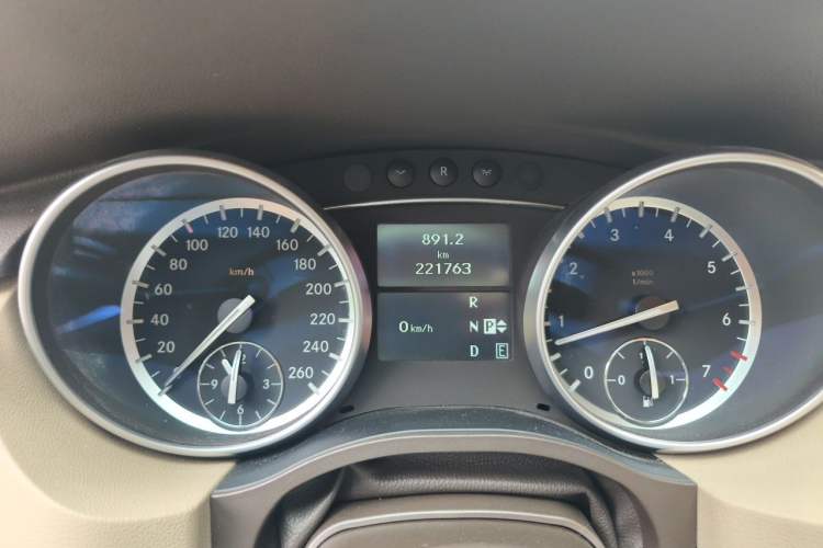 Used Mercedes-Benz R-Class 2014 R 400 4MATIC Luxury Model Instrument Cluster