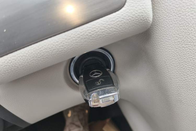 Used Mercedes-Benz R-Class 2014 R 320 4MATIC Business Model Interior 1