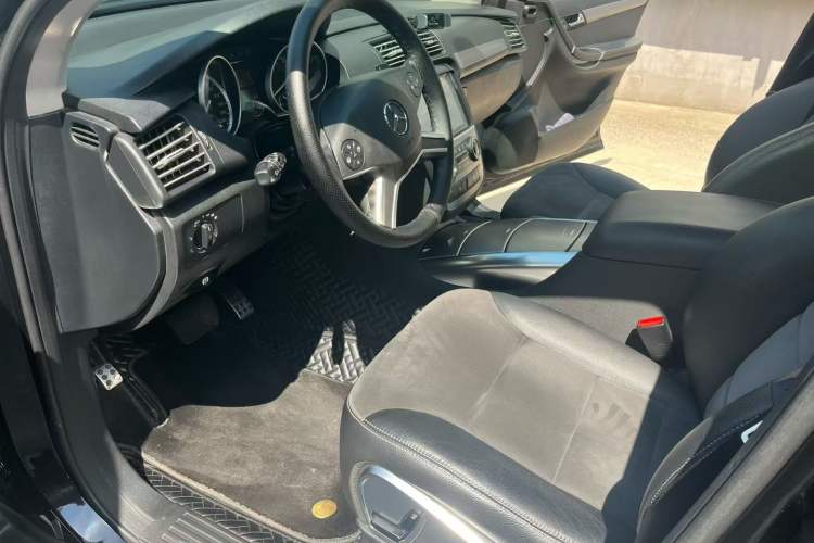 Used Mercedes-Benz R-Class 2014 R 320 4MATIC Business Model Interior 1