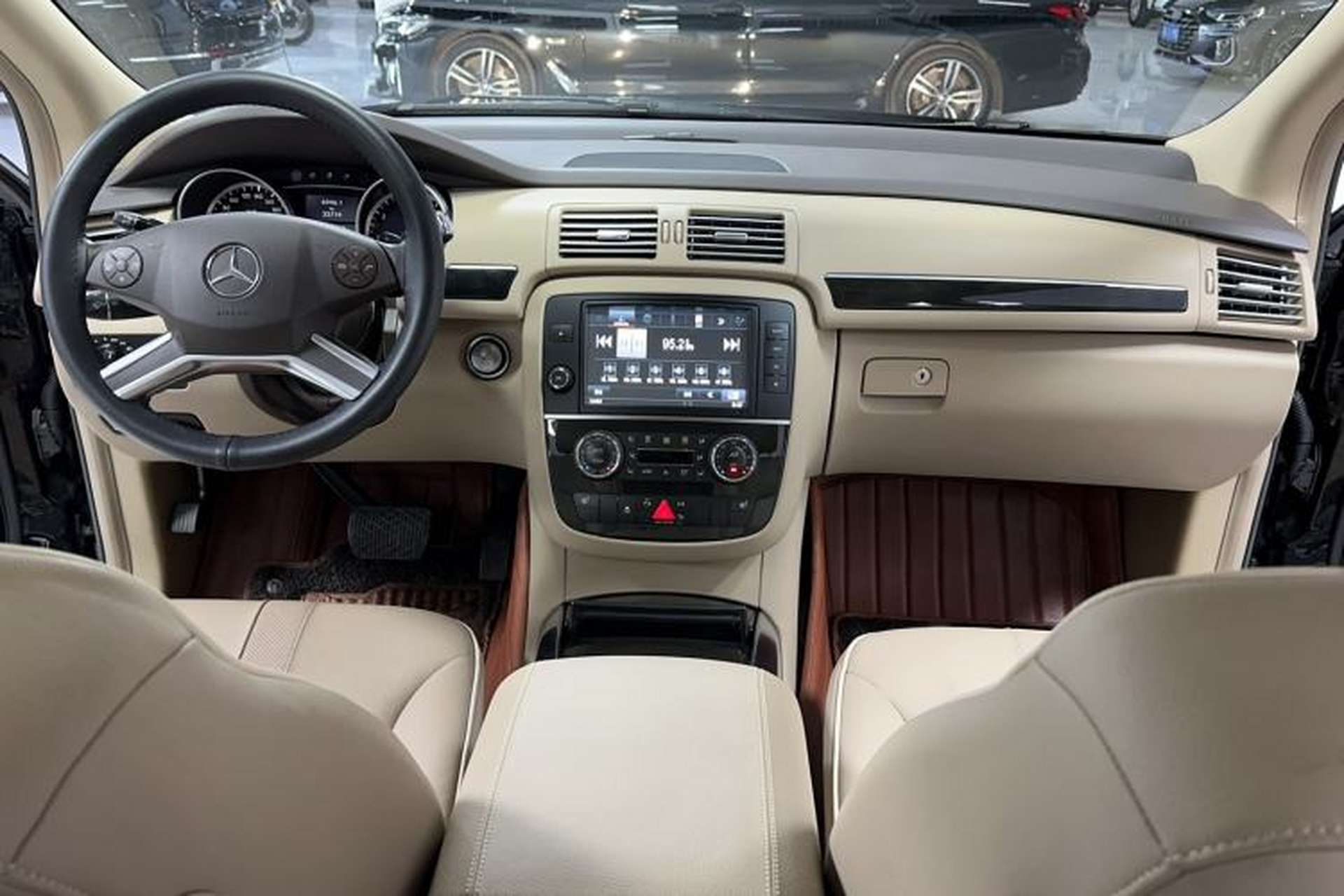 Used Mercedes-Benz R-Class 2014 R 400 4MATIC Luxury Model Interior 10