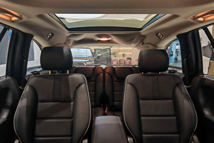 Used Mercedes-Benz R-Class 2014 R 400 4MATIC Business Model Interior 10