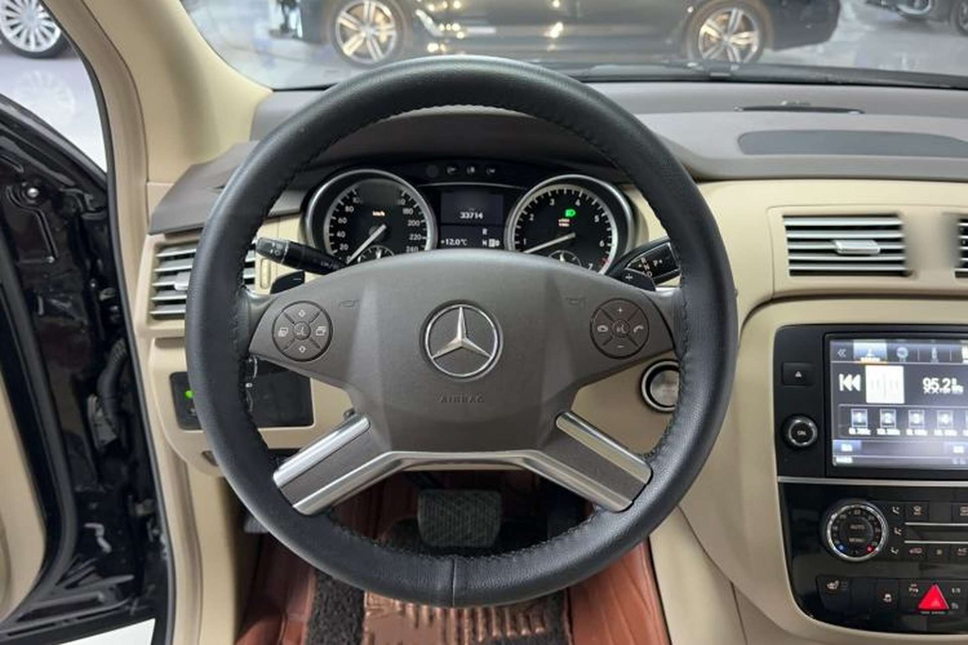 Used Mercedes-Benz R-Class 2014 R 400 4MATIC Luxury Model Interior 12