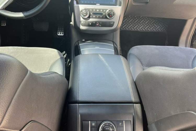 Used Mercedes-Benz R-Class 2014 R 320 4MATIC Business Model Interior 2
