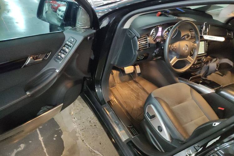 Used Mercedes-Benz R-Class 2014 R 320 4MATIC Business Model Interior 3