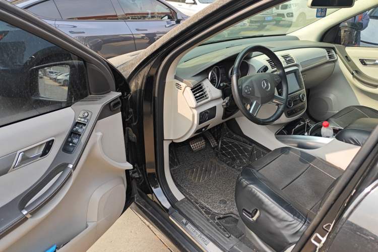 Used Mercedes-Benz R-Class 2014 R 320 4MATIC Business Model Interior 3